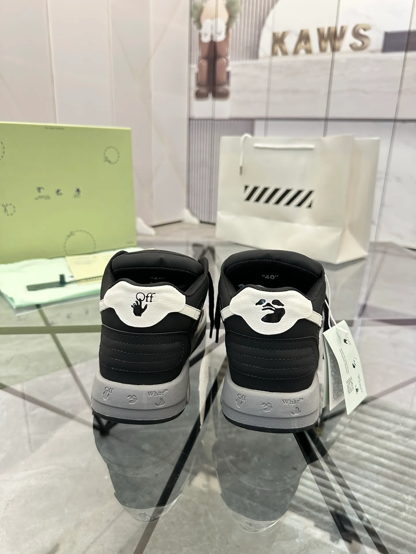 Selling men's shoes 💰: 💰P560¥ High-end top quality (leather buckle plus 10) Product trademark: OFF WHITE * "OFF WHITE*" low-top casual shoes Regular size: 35-45 (can be customized to 46) Couple style Product material: imported first-layer cowhide leather upper, breathable lining, original outsole. No.: H203